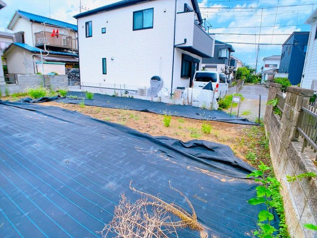 前面道路から敷地内が見えづらくプライベートな空間が味わえる土地です！