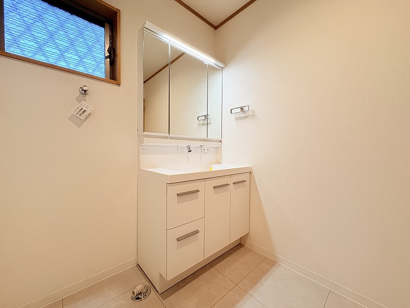 洗面台には大きく見やすい三面鏡が付いているので、身支度がスムーズに行えます。