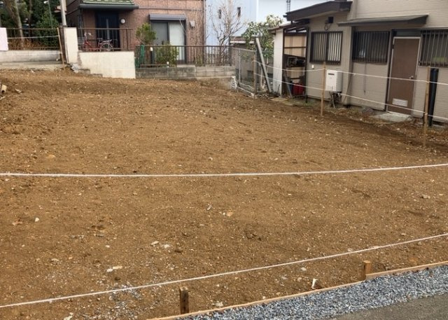 土地の形が極端に長細かったり、狭小地、あるいは道路との高低差がある傾斜地だった場合、後々売ろうとしても買い手がつかない場合もあります。後々、売却することになった時に価値の下がらない土地を選びましょう。