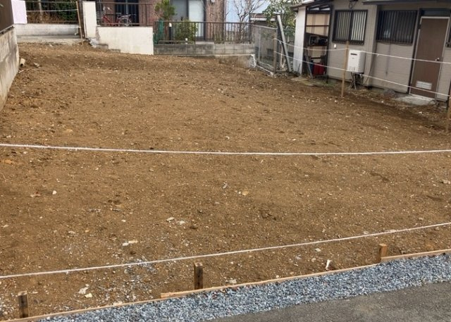 土地の面積＝住宅面積ではありません。建ぺい率の問題などで、土地のある場所によって住宅を建てられる面積は限られています。高さもしかり、「土地」という言葉の中には、建築条件も含まれると考えておきましょう。
