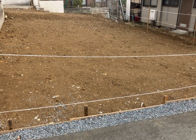 家を建てる場合、方位は要チェックです。現実的に日当たりのよい家ならばリビングは南側、建築基準法でも北側に当たる家への配慮は求められています。土地を見学に行く際は、方位磁針を持って行くようにしましょう。