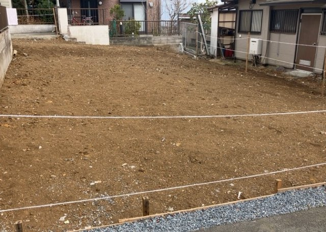 土地を買う際、住む地域の自治体や福祉の補助制度にも注目してみましょう。子供や老人の医療補助やゴミ出しのルールなど、自治体によってルールに大きな違いがあるため、暮らしやすい土地で判断するとよいでしょう。