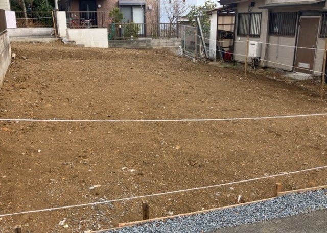 土地の前の道路に消火栓が設置されていることがあります。この場合、道路交通法第45条第1項により、駐車禁止の場所が指定されています。そのため、車庫などの駐車スペースをつくることができない場合があります。