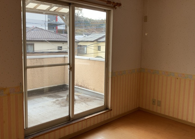 洋室のメリットは重い家具が置きやすく、身の回りが整理しやすいことです。　床がフローリングのため畳とは異なり凹みにくいです。　クローゼットなど収納が豊富で、普段使わない旅行カバンや服の整頓も簡単にです。