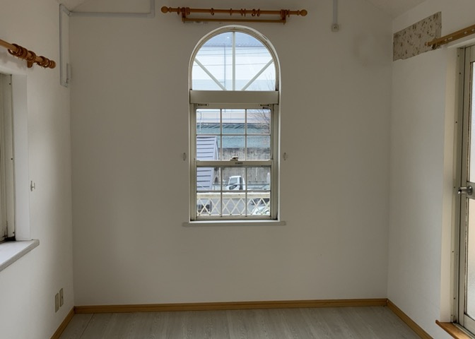 寝室でゆっくりと過ごすためにはベッド周りの適度な空間を担保することや窓の位置、照明の明るさ、寝室の広さなどを考える必要があります。自身や家族の構成とライフスタイルに併せて寝室にする部屋を選びましょう！
