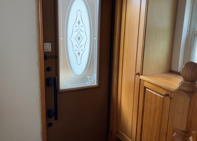 玄関は家の顔でもあり、家族以外の目にも止まる場所です。玄関は外との間を仕切る扉、靴などをしまっておく収納スペース、靴脱ぎのたたきスペース、来客とのやり取りをするドアホンなど複数のアイテムからなります。