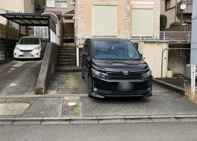 駐車場と明記されていても、最小スペースでつくられた駐車場だと大型車は駐車できなかったり、出入りしにくくなったりする可能性があります。お車のサイズと購入したい物件の駐車場のサイズを現地で確認しましょう。