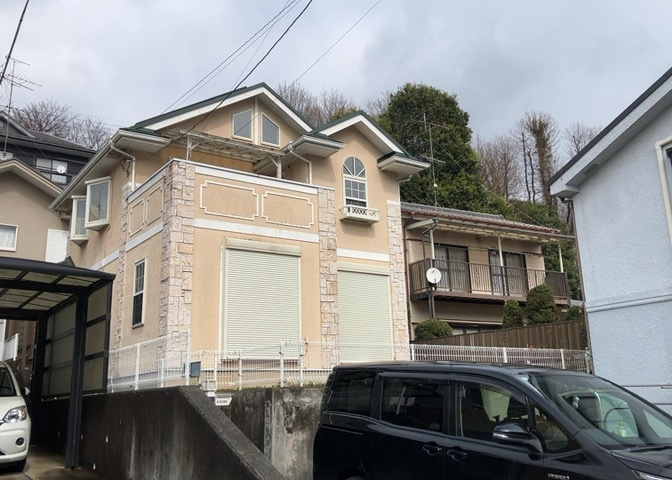 住宅用の土地では前面道路に2m以上接していなければならないと法律で定められています。しかし、お持ちの車のサイズやライフスタイルなどにより、2mでは利便が悪い場合もございますので、事前に確認しましょう。