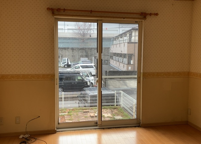サッシは、ガラス窓に使用される金属製の窓枠です。一般的に住宅建築では、金属製建具工事の段階でガラス類・玄関などと同時に設置されます。種類や構造により断熱性能や遮音性能が異なるので現地でご確認ください。