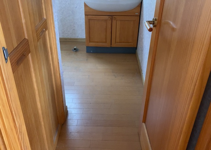 多くの戸建て住宅で見かける洗面脱衣所は、洗面台と洗濯機が2畳ほどのスペースに並べられていて、洗面所が脱衣所を兼ね備えている間取りが一般的です。お客様が利用することもある、パブリックな空間でもあります。