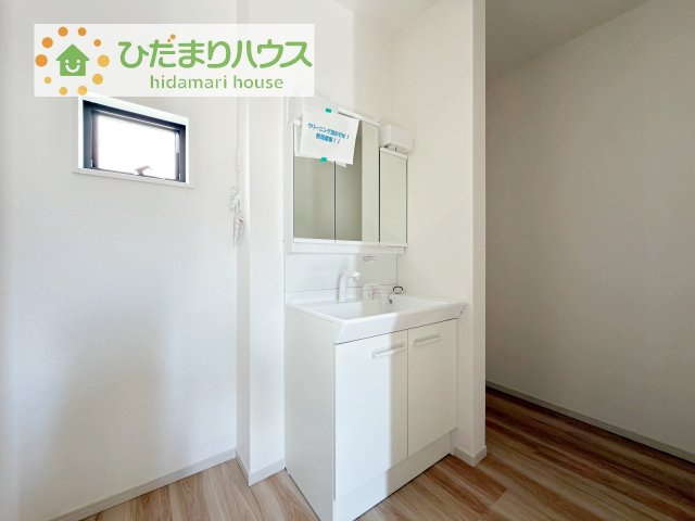 三面鏡の大きな鏡は憧れます(^^♪　鏡の後ろは収納となっていて、細かいものでも収納できるのでスッキリと整理できます！