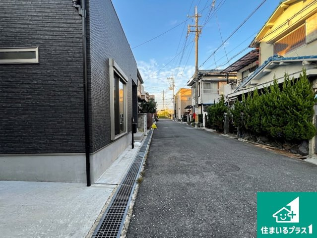 周辺は閑静な住宅街！前面道路広々で車の出し入れも便利です。駐車が苦手な方でも安心して車庫入れできます！