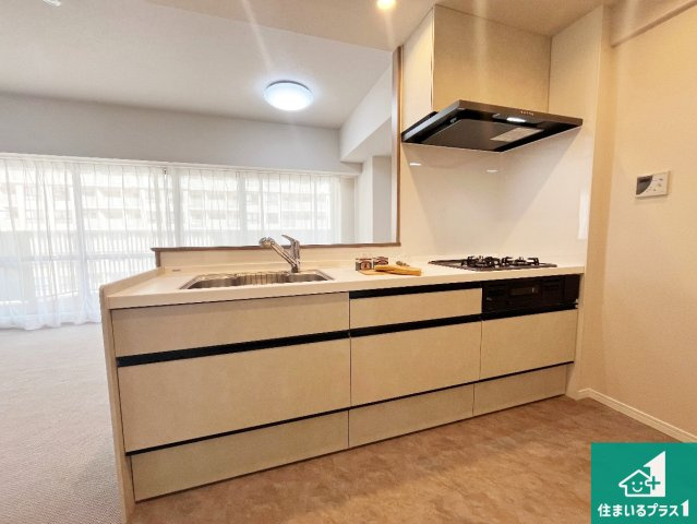 リビングと統一感があり、使い勝手のいいキッチン。広々としているので、二人並んで作業が出来ちゃいます。お子様と一緒に色々なお料理に挑戦できるスペースがあります。