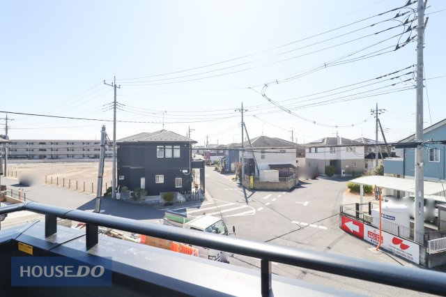 【建物からの眺望】現地完成写真。バルコニーからの景色。十分な間隔が確保されております。