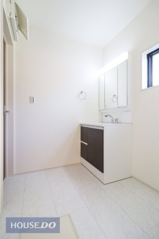 【脱衣所】現地完成写真。洗面脱衣所はゆったりとしたスペースで使いやすいです。