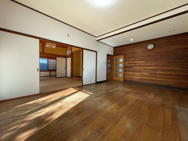 木目調の印象に残るリビングです。　家具も合わせて、アジアンテイスト等も良さそうです。