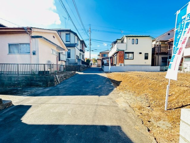 前面道路は交通量も少なく小さなお子様も安心の住環境♪