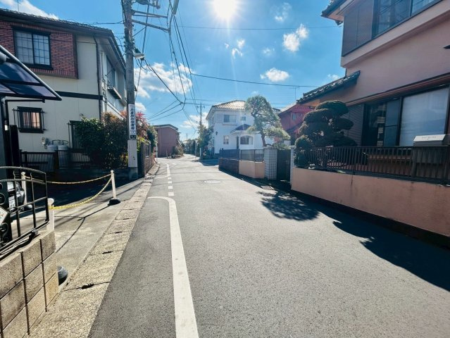 付近の道路も交通量は少なめです♪