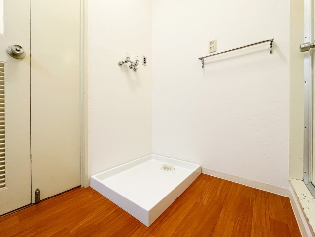 防水パンが設置されている洗濯機スペース。混合水栓のため、お湯で洗濯物を洗っていただけます。