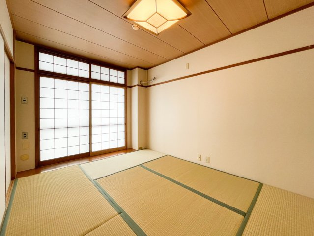 リビングのとなりにある続き和室は畳の表替えがされており、キレイな状態です。襖をしめればご友人やご家族がいらした際にゲストルームとしてもお使いいただけます。