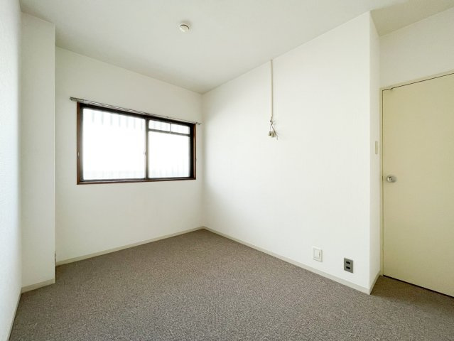 北側の洋室です。床はカーペット仕様で足元がやさしく、くつろぎを感じられます。