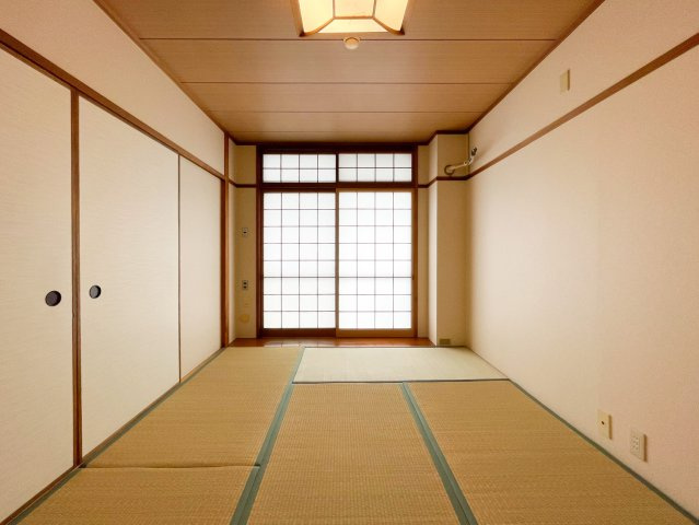 リビング横の和室です。横になってくつろげる、実用性の高い空間です。