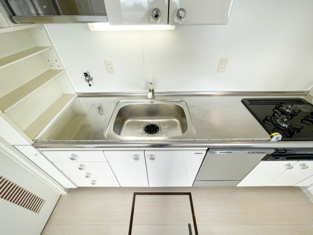 吊戸棚が設置されているため、収納には困りませんね。