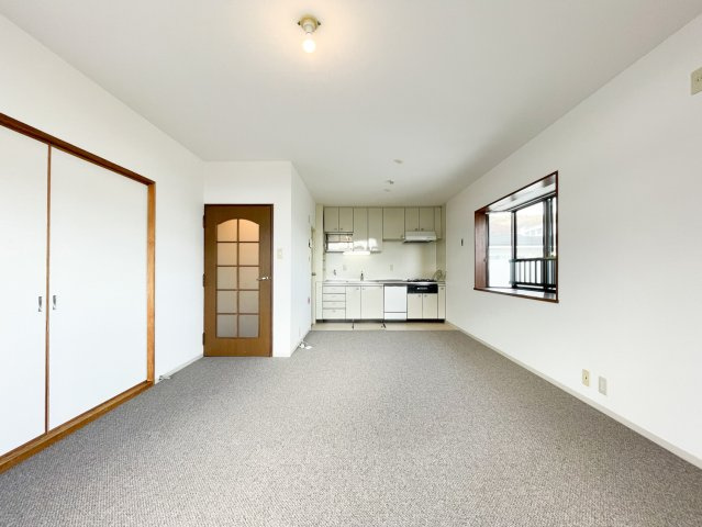 ダイニングと続くリビングです。