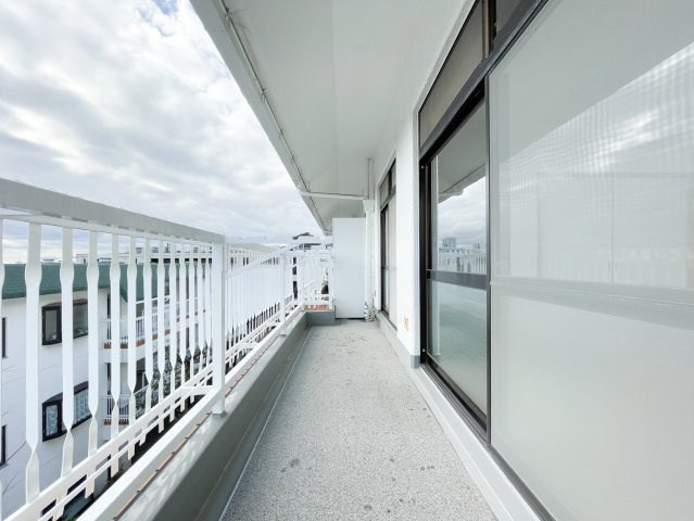 デザイン性のある洋風フェンスが魅力的なバルコニーです。日当たりと風通しがいいため、洗濯物がよく乾きます。