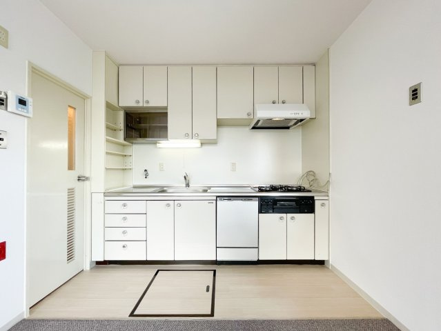 調理スペースが広々としたI型キッチン。食洗器もついているため、忙しい毎日に嬉しいですね。ガス栓がついているのでガス炊飯器の設置が可能です。