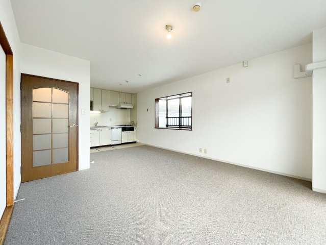 南向きのリビングは日当たりが良く、心地のいい空間です。床のカーペットは2025年7月に張替えたばかりでそのままお使いいただけます。