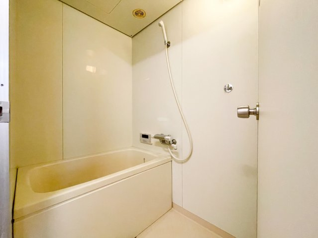 シンプルで無駄がない浴室です。追い炊き機能がついているため、ご家族でご入浴時間が異なっても温かいお湯に浸かっていただけます。