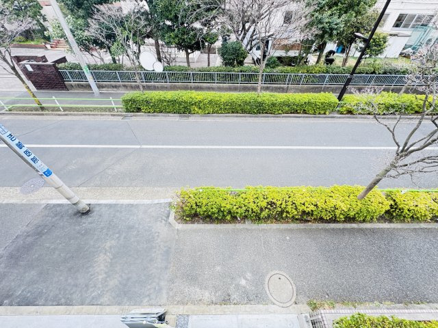 バルコニーより道路側眺望・南東側道路で日当たり良好♪