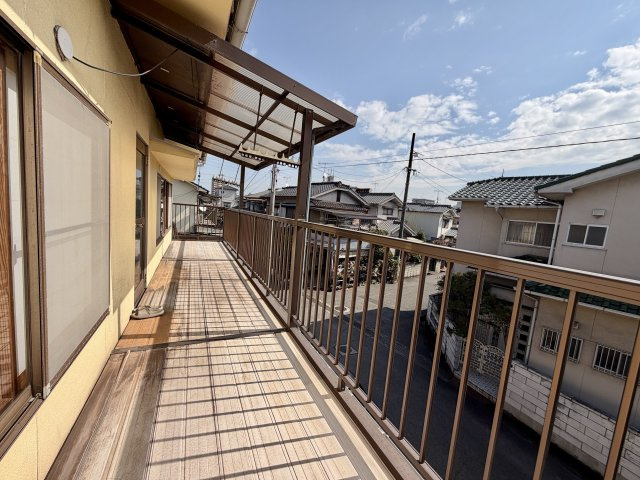 南向きで日当たり良好なバルコニー。屋根付きのため急な雨でも安心して洗濯物を干せます。幅にもゆとりがあり、布団干しも可能。開放感のある眺望が広がり、心地よい風を感じられるスペースです。