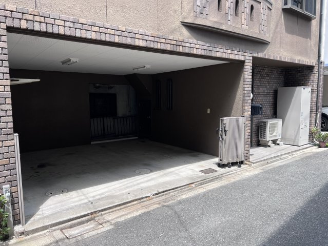 雨の日も安心なビルトインガレージ！駐車2台可能です！