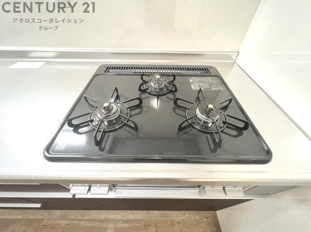 多数の調理器具を同時に使用でき、料理の効率化が可能。省エネで節約になり、様々な料理スタイルに適応できます。また、火力調整が独立しており、手入れや掃除もしやすく、今よりもっとお料理が楽しくなるかも。