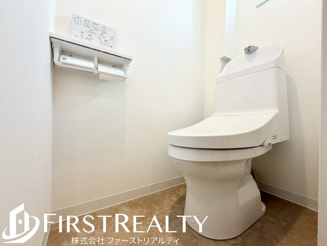 白を基調とした清潔感あるトイレです。温水便座付きなので快適に利用することができます☆