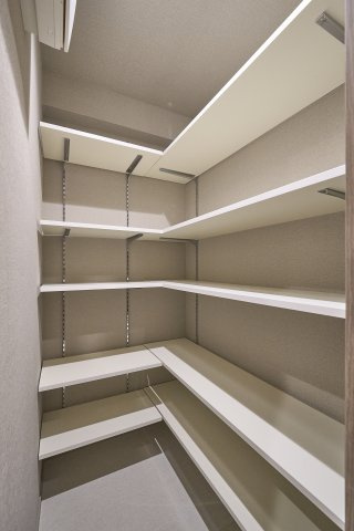 可動棚を備えたクローゼット。高さやレイアウトを調節して衣類や小物を効率よく整理整頓でき、居住空間をより広々と有効活用できる便利な収納設備です。