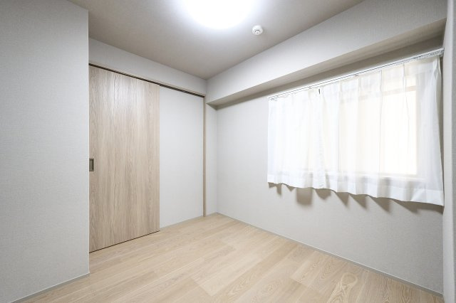 明るい採光窓とシンプルな内装デザインが調和する洋室空間。すっきりとした部屋形状で家具の配置がしやすく、寝室や書斎、作業スペースなどライフスタイルに合わせてフレキシブルにお使いいただけます。