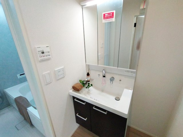洗面台には大きく見やすい三面鏡が付いているので、身支度がスムーズに行えます。※画像内の家具・小物類等は販売価格に含まれておりません。