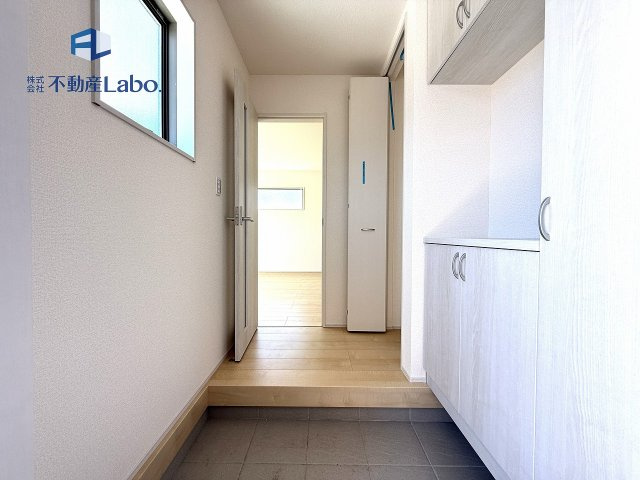 ●玄関ホール●　玄関は、住まいの「第一印象」を決める大事な空間。だからこそ広さ、採光、清潔感にこだわった造りとなっております♪　シューズボックスは大容量となっており実用性を兼ねそろえた玄関♪