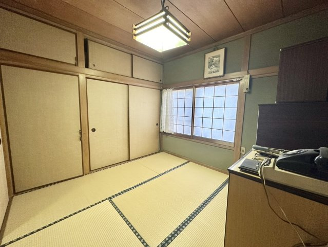 床の間がある6帖の和室の、続き間になっている4.5帖の和室です。間仕切りを開け放つと、10.5帖の開放的な空間が広がります。ご家族様やご友人を招いて、ゆったりとした時間を過ごすことができますよ。　