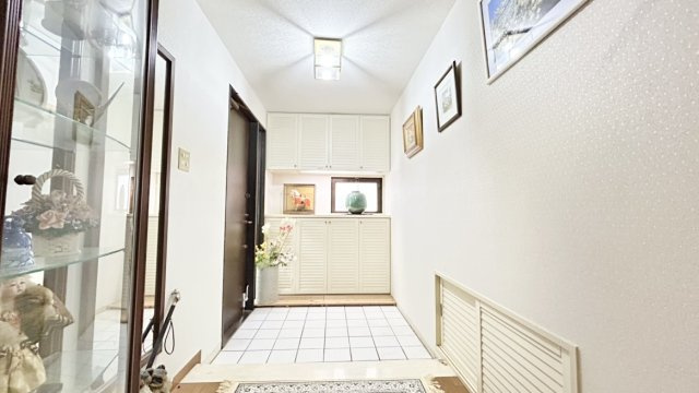 白を基調とした玄関は住いの第一印象を美しく演出します。収納力あるシューズ収納を備えており、スッキリとした玄関を保つことができます。
