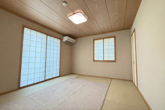 畳敷きの1階和室は、障子窓からの明かりが心地よく、和の趣を感じられる空間です。現代的な住まいの中に伝統的な落ち着きがあり暮らしに癒しをもたらします。家族や来客を迎える場として多彩に利用できるのも魅力。