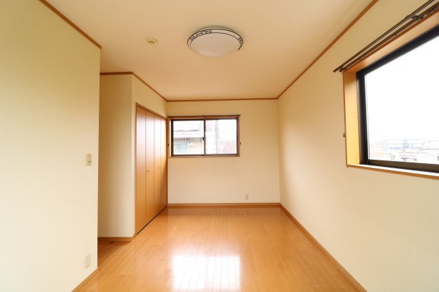 2階東側洋室！木型輪にも窓があって明るいです！