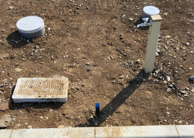 敷地内には、散水栓や立水栓があります。水道水を直接利用できるため、水を運ぶ手間を省くことが出来ます。大量の水を必要とする洗車作業や清掃などに役立ちます。その他設備とあわせて、現地でご確認ください。
