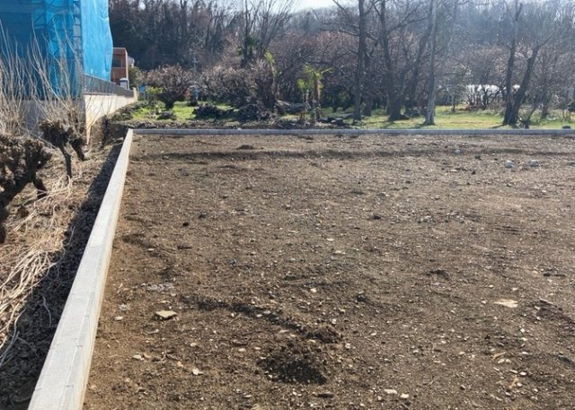 庭のある家に住むことのメリットとして、子どもたちの遊び場を確保できること、ガーデニングや家庭菜園を楽しめること、明るさを確保できることがあります。また、配置を工夫することでプライバシーが確保できます。