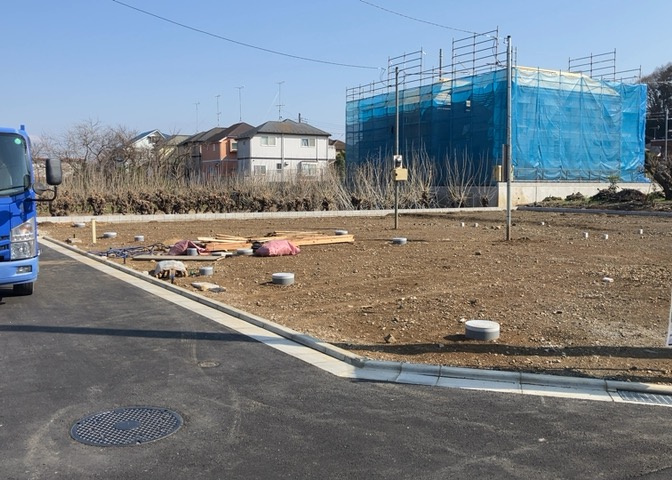 住宅用の土地では前面道路に2m以上接していなければならないと法律で定められています。しかし、お持ちの車のサイズやライフスタイルなどにより、2mでは利便が悪い場合もございますので、事前に確認しましょう。