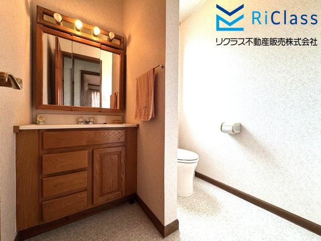 2階にも洗面化粧台とトイレがございます