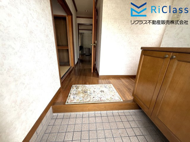 収納もある玄関です